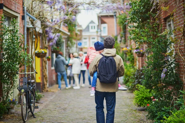 荷兰阿尔卡玛尔镇 父亲和女儿走在美丽的街道上 街道上点缀着鲜花 — 图库照片