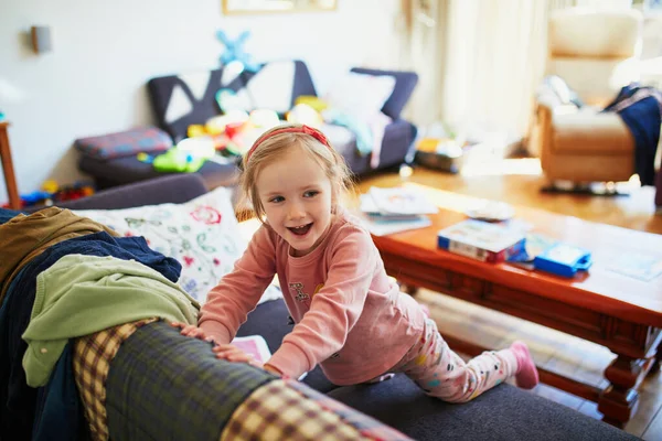 快乐的学龄前女孩在家里玩的开心 快乐的孩子在室内玩耍 — 图库照片