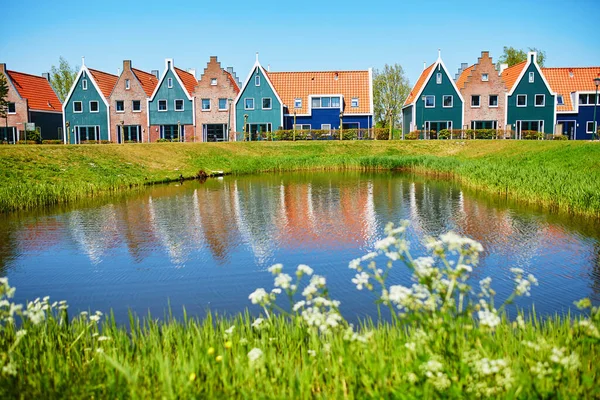 Färgglada Hus Speglas Vatten Marin Park Volendam Typiskt Nederländskt Landskap — Stockfoto