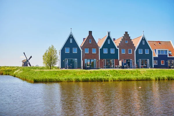 Kolorowe Domy Odzwierciedlone Wodzie Parku Morskim Volendam Typowy Holenderski Krajobraz — Zdjęcie stockowe