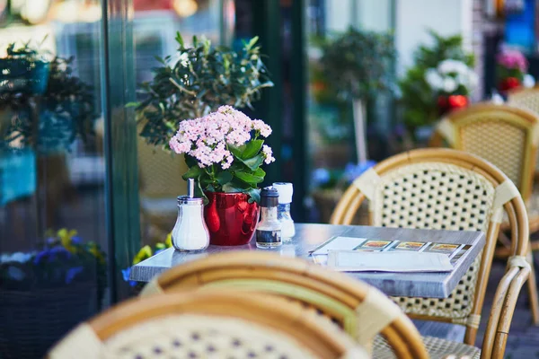 オランダ アルクマールの屋外カフェで花のポット キャンドルやランタンで飾られた木製のテーブル — ストック写真