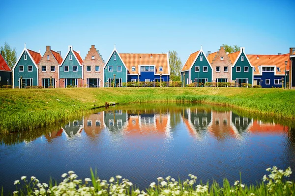 Volendam海洋公园的水上反映出五彩斑斓的房子 荷兰北部典型的荷兰景观 — 图库照片