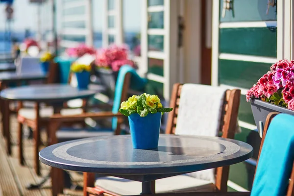 Dřevěný Stůl Zdobený Květináčem Svíčkami Lucernou Venkovní Kavárně Marken Nizozemsko — Stock fotografie