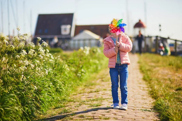 Entzückendes Vorschulmädchen Mit Buntem Windrad Beim Spazierengehen Malerischen Dorf Marken — Stockfoto