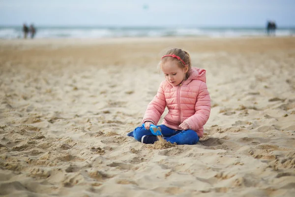 Roztomilé Batole Dívka Hraje Písečné Pláži Severním Holandsku Nizozemsko Malé — Stock fotografie