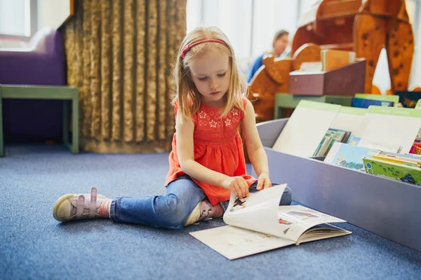 Préscolaire Fille Ans Assise Par Terre Dans Une Bibliothèque Municipale — Photo