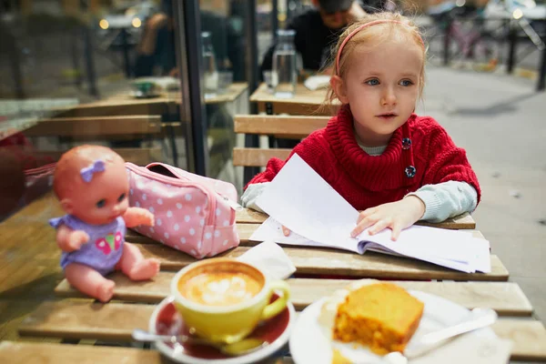 Очаровательная Дошкольница Рисует Кафе Пока Мать Пьёт Кофе Прогулка Детьми — стоковое фото