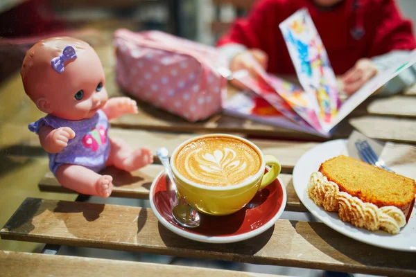 Adorável Pré Escolar Desenho Menina Café Enquanto Sua Mãe Está — Fotografia de Stock