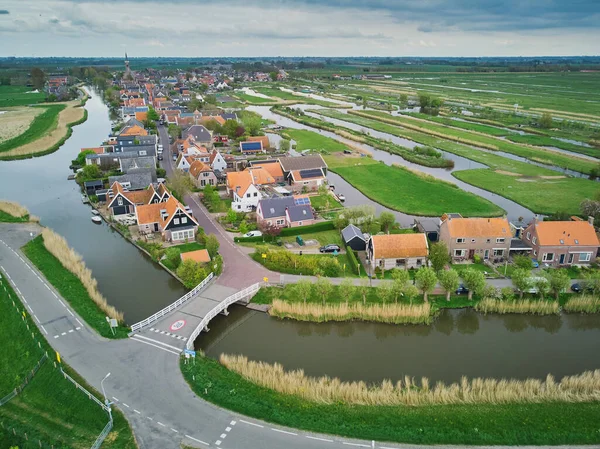 荷兰北部典型的荷兰村庄的空中风景 周围环绕着牧民和田野 — 图库照片