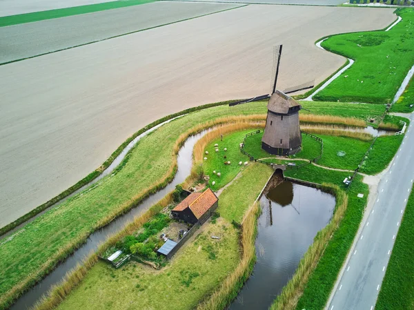 从空中俯瞰荷兰传统的风车 荷兰典型的农村景观 — 图库照片