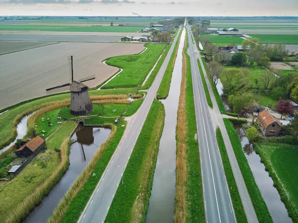 Luchtdrone Zicht Traditionele Hollandse Windmolen Het Veld Typisch Landschap Van — Stockfoto