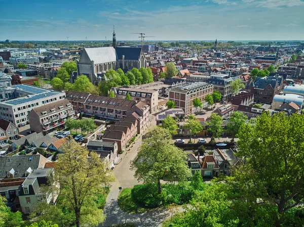 オランダ 北オランダ アルクマールの歴史的中心部の空中ドローンビュー — ストック写真