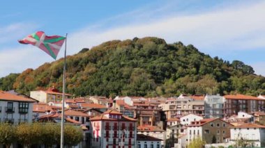 Bask bayrağı taşıyan bir balıkçı köyü olan Mundaka 'da renkli binalar, Bask Ülkesi, İspanya