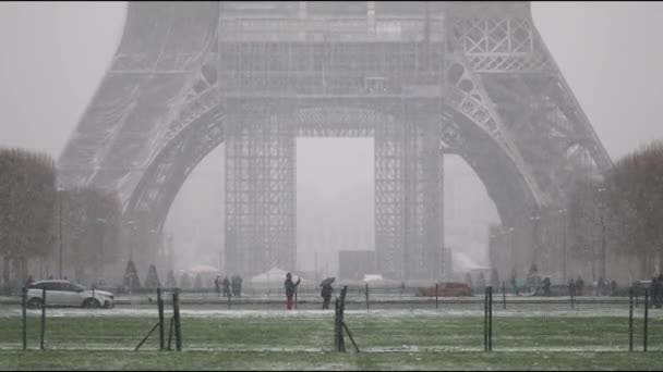 Paris Frankrike Januari 2021 Människor Passerar Eiffeltornet Paris Dag Med — Stockvideo