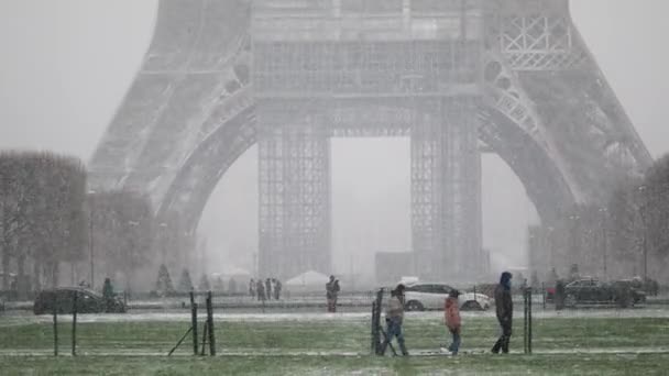 Paříž Francie Června 2021 Lidé Projíždějící Kolem Eiffelovy Věže Paříži — Stock video