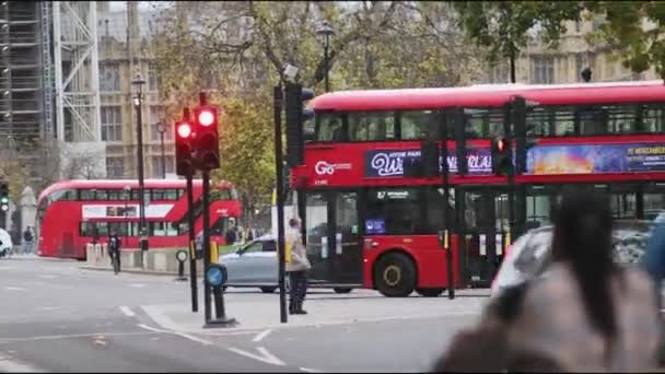 Londen Verenigd Koninkrijk November 2021 Beroemde Dubbeldekker Rode Bussen Een — Stockvideo