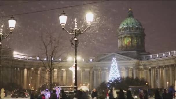 러시아 상트페테르부르크에 2022 러시아 상트페테르부르크의 눈내리는 카잔의 대성당으로 알려진 크리스마스 — 비디오