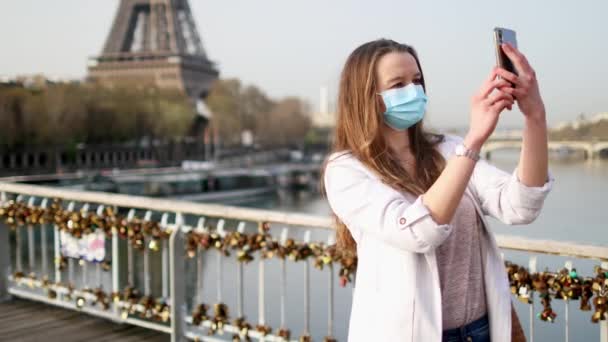 Chica Cerca Torre Eiffel París Usando Máscara Tomando Selfie Grabando — Vídeo de stock