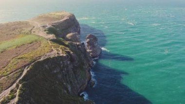 Fransa 'nın Brittany kentindeki en popüler turizm merkezlerinden biri olan Cape dErquy' deki fundalıkların manzarası. Ünlü GR34 izleme yolu boyunca yaygın olarak bilinen turistik ilgi.