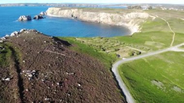 Fransa 'nın Brittany kentindeki en popüler turizm merkezlerinden biri olan Crozon yarımadasının manzarası. Ünlü GR34 izleme yolu boyunca yaygın olarak bilinen turist çekimini gösteren hava aracı görüntüsü