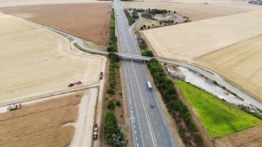 Fransa 'nın başkenti Brittany' de güzel Fransız kırsal ve altı şeritli otobanın insansız hava aracı görüntüsü