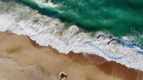 フランスのブルターニュで大西洋岸線の空中ドローンビュー 砂浜と巨大な波と美しい海の海岸 — ストック動画