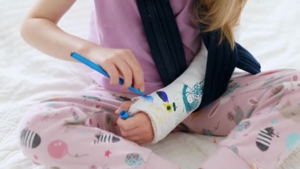 Adorable Preschooler Girl Broken Arm Home Bed Draws Felt Tip — Vídeo de stock