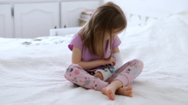 Adorable Preschooler Girl Broken Arm Home Bed Draws Felt Tip — Video Stock
