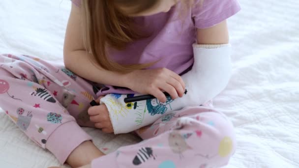 Adorable Preschooler Girl Broken Arm Home Bed Draws Felt Tip — Video Stock
