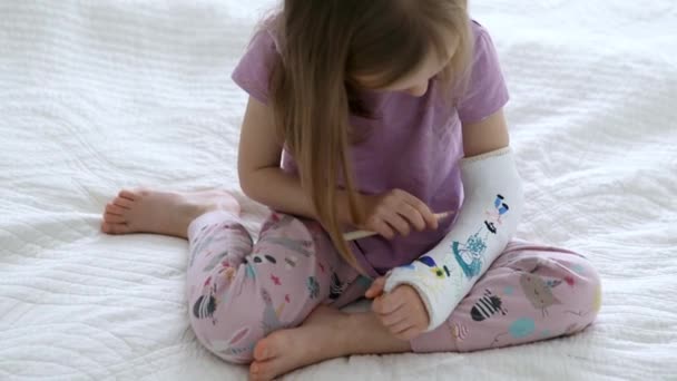 Adorable Preschooler Girl Broken Arm Home Bed Draws Felt Tip — Vídeo de stock