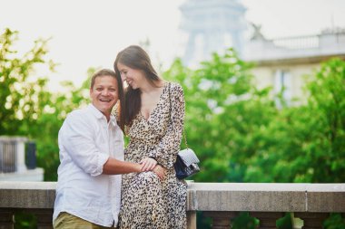 Mutlu romantik çift Paris, Fransa seyahatinin tadını çıkarıyor. Paris 'teki Eyfel Kulesi' nin yakınında aşık bir adam ve kadın..