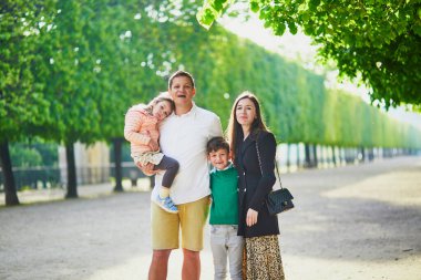 Dört kişilik mutlu bir aile Paris, Fransa seyahatinin tadını çıkarıyor. Anne, baba, oğul ve kız Paris 'teki Tuileries bahçesinde. Evli ve çocuklu çift Fransa 'ya seyahat ediyor.
