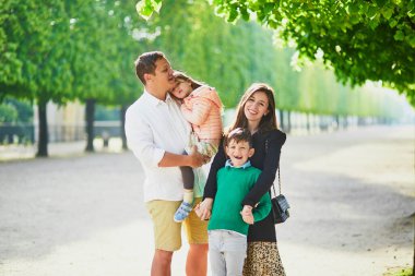 Dört kişilik mutlu bir aile Paris, Fransa seyahatinin tadını çıkarıyor. Anne, baba, oğul ve kız Paris 'teki Tuileries bahçesinde. Evli ve çocuklu çift Fransa 'ya seyahat ediyor.