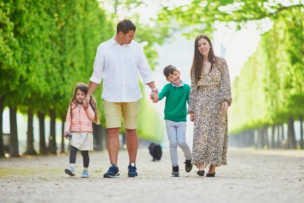 Dört kişilik mutlu bir aile Paris, Fransa seyahatinin tadını çıkarıyor. Anne, baba, oğul ve kız Paris 'teki Tuileries bahçesinde. Evli ve çocuklu çift Fransa 'ya seyahat ediyor.