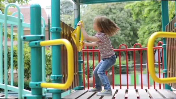 Urocza Dziewczynka Placu Zabaw Słoneczny Dzień Przedszkolak Bawiący Się Zjeżdżalni — Wideo stockowe