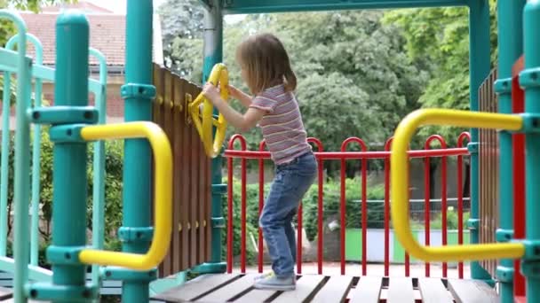 Urocza Dziewczynka Placu Zabaw Słoneczny Dzień Przedszkolak Bawiący Się Zjeżdżalni — Wideo stockowe