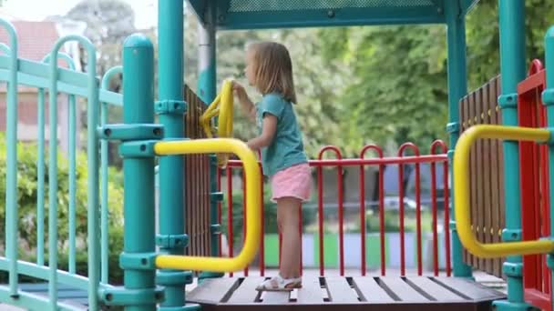 Imádnivaló Kislány Játszótéren Egy Napsütéses Napon Óvodás Gyerek Dián Játszik — Stock videók