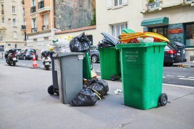 Paris, Fransa - 12 Mart 2023: Paris, Fransa 'da çöpçüler grevi sırasında aşırı dolu çöp kutularıyla dolu sokaklar
