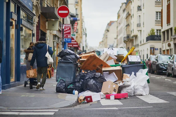 2023年3月12日 在法国的巴黎 当仆人罢工时 街道杂乱无章 垃圾桶满满的 — 图库照片