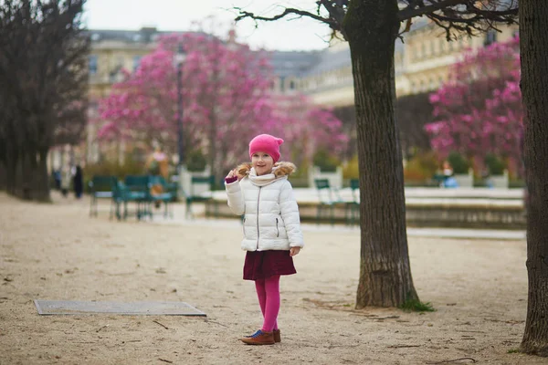 Glada Förskolebarn Flicka Att Kul Gata Paris Frankrike Början Våren — Stockfoto