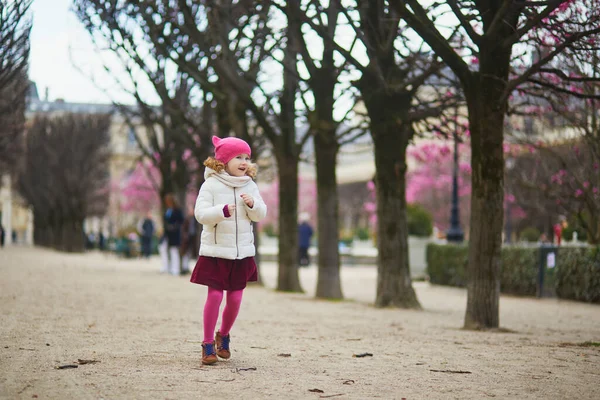 Wesoła Przedszkolanka Bawiąca Się Ulicy Paryża Francja Początku Wiosny Różowymi — Zdjęcie stockowe