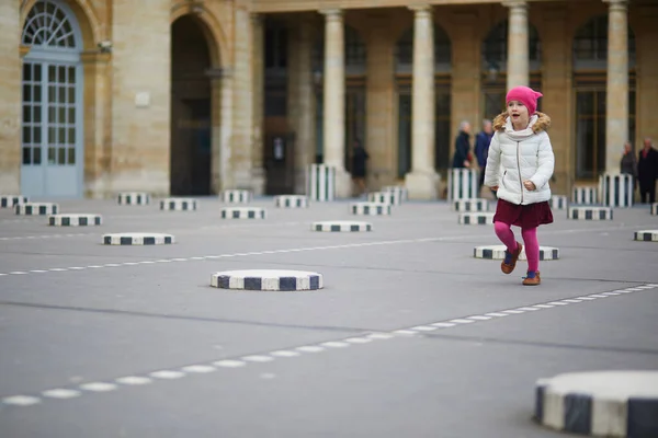 Αξιολάτρευτο Κορίτσι Που Παίζει Στο Παλέ Ρόγιαλ Γκάρντεν Παιδί Διασκεδάζει — Φωτογραφία Αρχείου