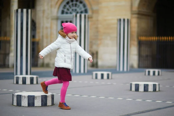 Roztomilé Školačka Hraje Palais Royal Garden Dítě Baví Paříži Francii — Stock fotografie