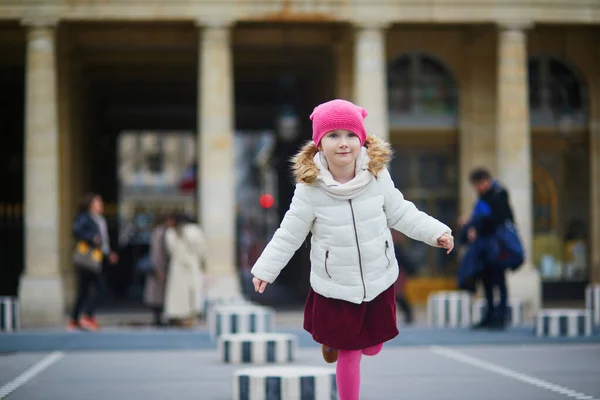 Roztomilé Školačka Hraje Palais Royal Garden Dítě Baví Paříži Francii — Stock fotografie