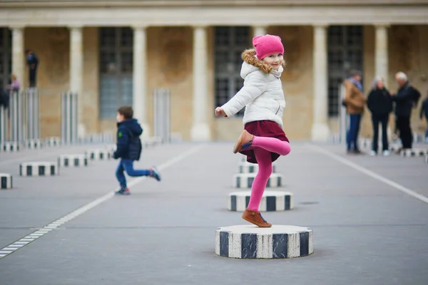 Adorable Enfant Âge Préscolaire Jouant Dans Jardin Palais Royal Enfant — Photo