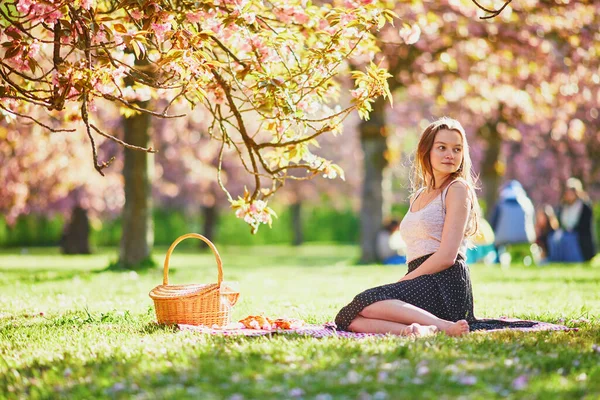 Güzel Genç Bir Kadın Kiraz Çiçeği Mevsiminde Güneşli Bahar Gününde — Stok fotoğraf