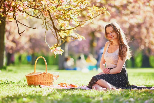 Hermosa Joven Que Hace Picnic Soleado Día Primavera Parque Durante — Foto de Stock