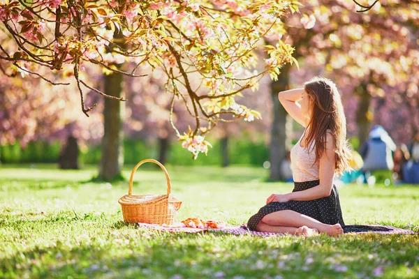 Прекрасна Молода Жінка Влаштовує Пікнік Сонячний Весняний День Парку Під — стокове фото