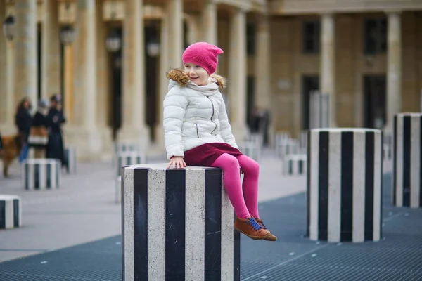 Palais Royal Bahçesinde Oynayan Sevimli Anaokulu Kızı Fransa Paris Eğlenen — Stok fotoğraf