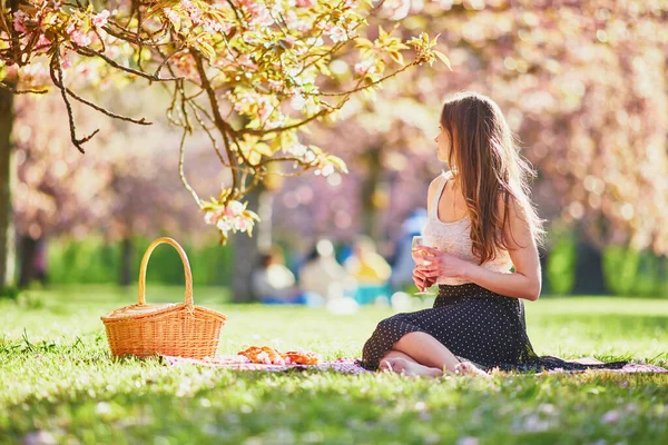 Mooie Jonge Vrouw Picknicken Zonnige Lentedag Park Tijdens Kersenbloesem Seizoen — Stockfoto